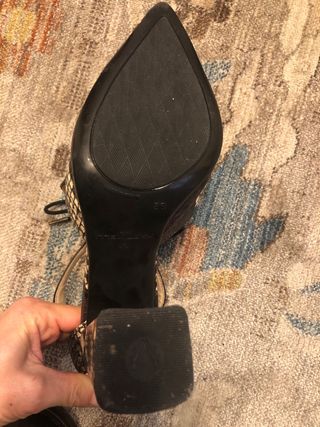 zapatos con tacon de 8,5 cm.