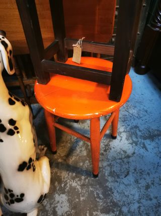 Taburetes. Precio unidad 40.