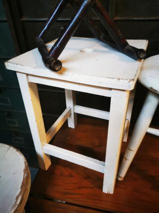 Taburetes. Precio unidad 40.