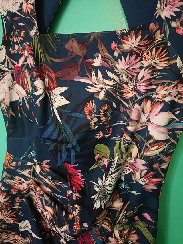 Vestido azul floral.