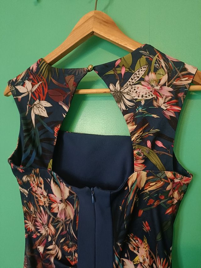 Vestido azul floral.