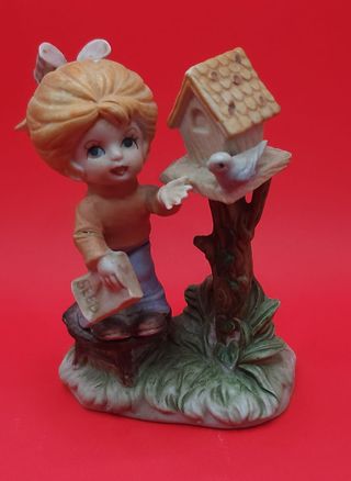FIGURA PORCELANA NIÑA Y PAJARITO C4