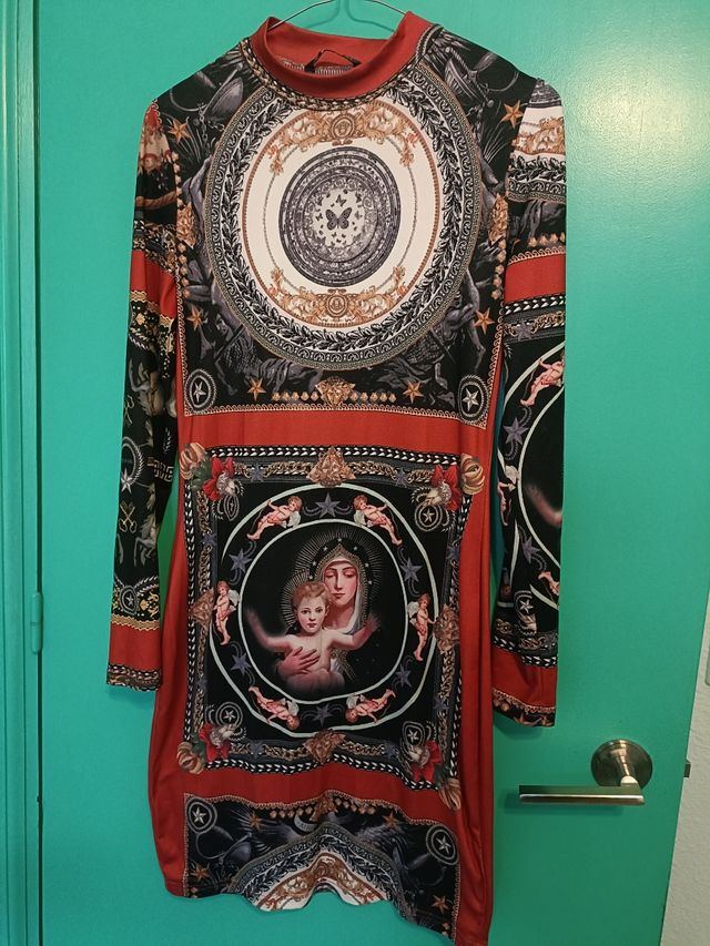Vestido estampado con imagen de Virgen.