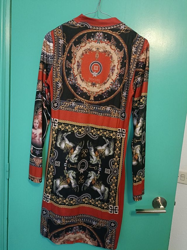 Vestido estampado con imagen de Virgen.
