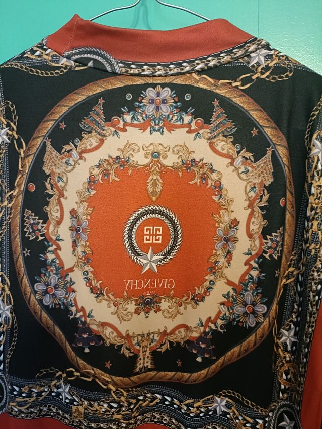 Vestido estampado con imagen de Virgen.