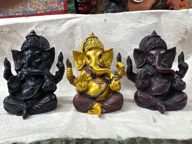 Ganesh y buddha de piedras