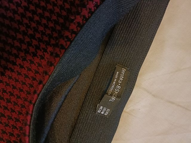 Minifalda pata de gallo rojo.