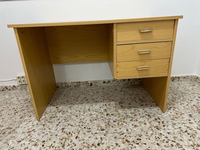 Escritorio dormitorio madera color claro