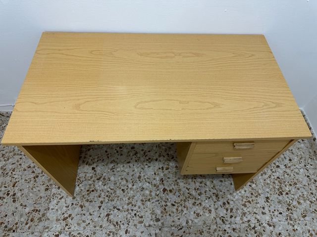 Escritorio dormitorio madera color claro