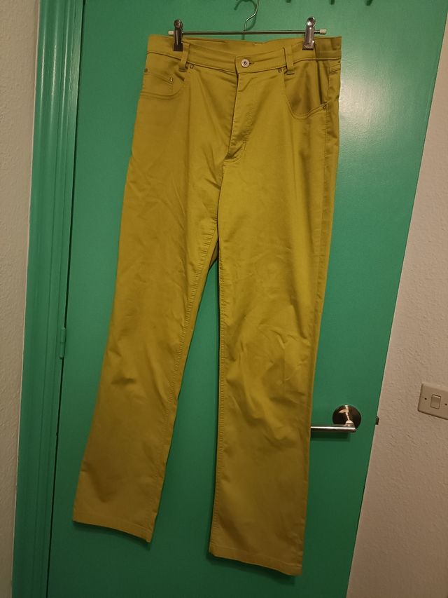 Pantalón recto verde pistacho.