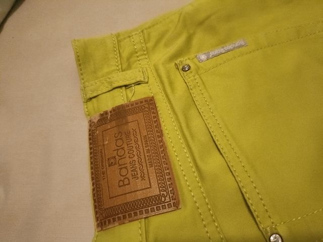 Pantalón recto verde pistacho.