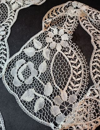 Juego antiguo de puntillas de bolillo para sabanas