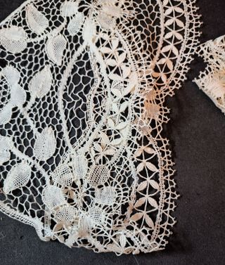 Juego antiguo de puntillas de bolillo para sabanas