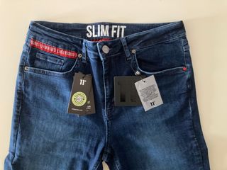 11 Degrees. Pantalón vaquero slim. W32 L32