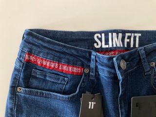 11 Degrees. Pantalón vaquero slim. W32 L32