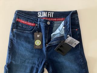 11 Degrees. Pantalón vaquero slim. W32 L32