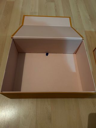 2 cajas LV originales , nuevas