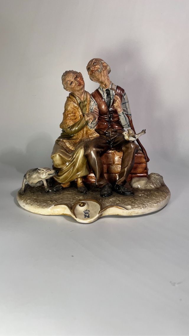 Statua di Capodimonte con coppia di anziani