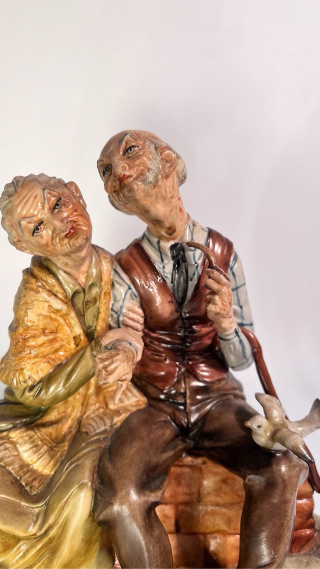 Statua di Capodimonte con coppia di anziani