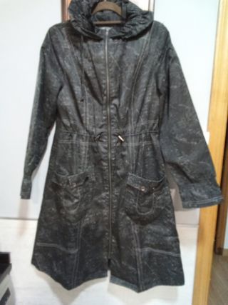 gabardina muy bonita en negro y gris
