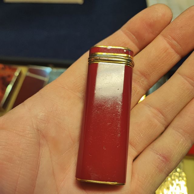 18 accendini e portasigarette