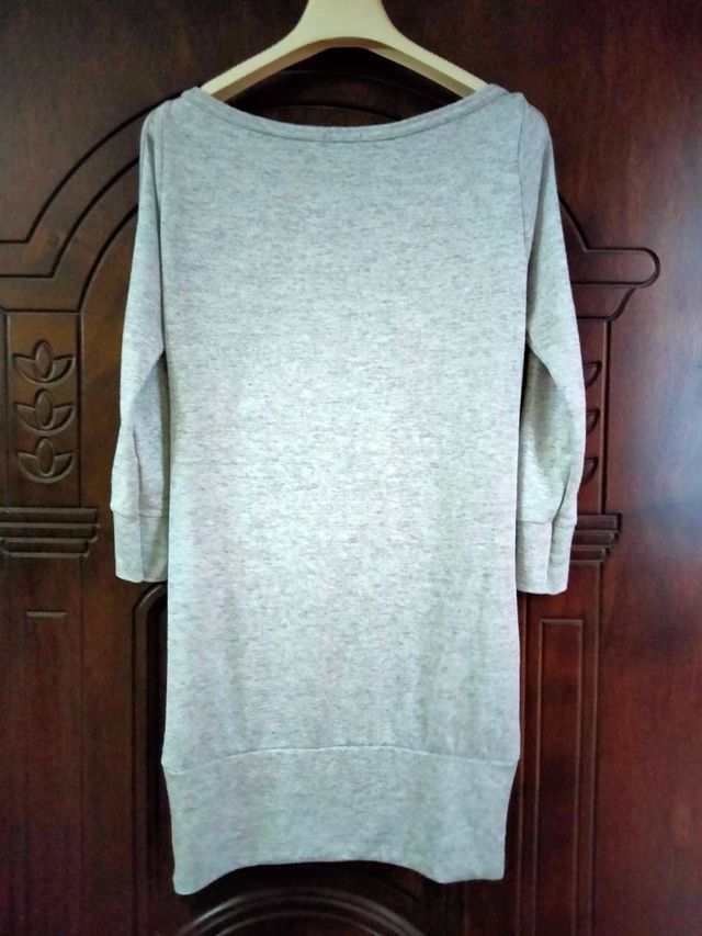 Maglia lunga grigio chiaro.