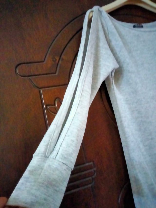 Maglia lunga grigio chiaro.