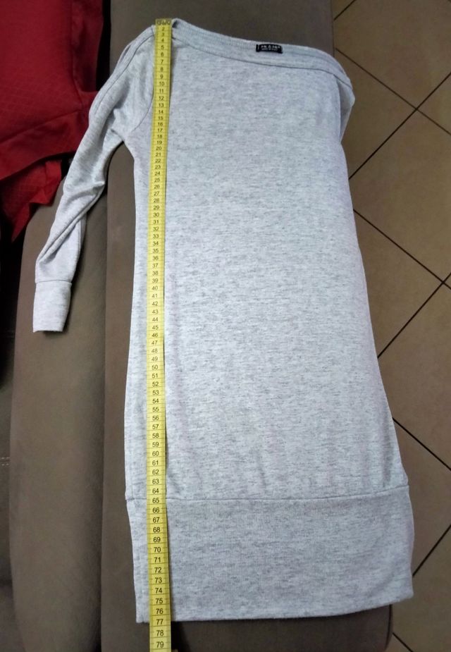 Maglia lunga grigio chiaro.