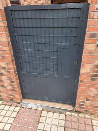 Puerta metálica, puerta peatonal y reja