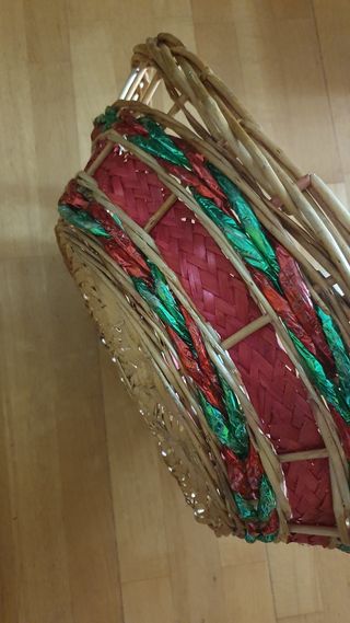 Cesta de mimbre decorada