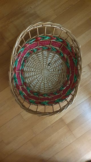 Cesta de mimbre decorada