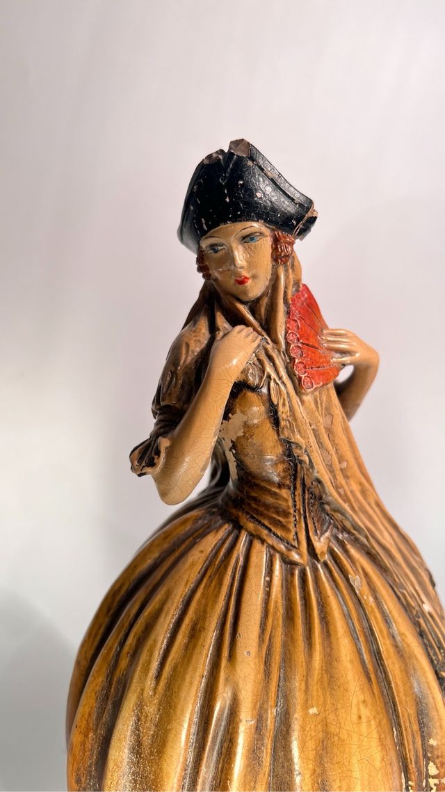 Statuina in ceramica di donna con cappello nero