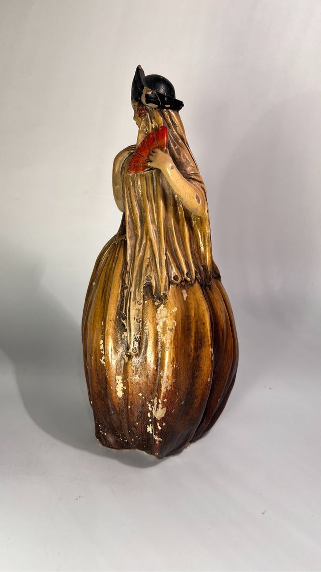 Statuina in ceramica di donna con cappello nero