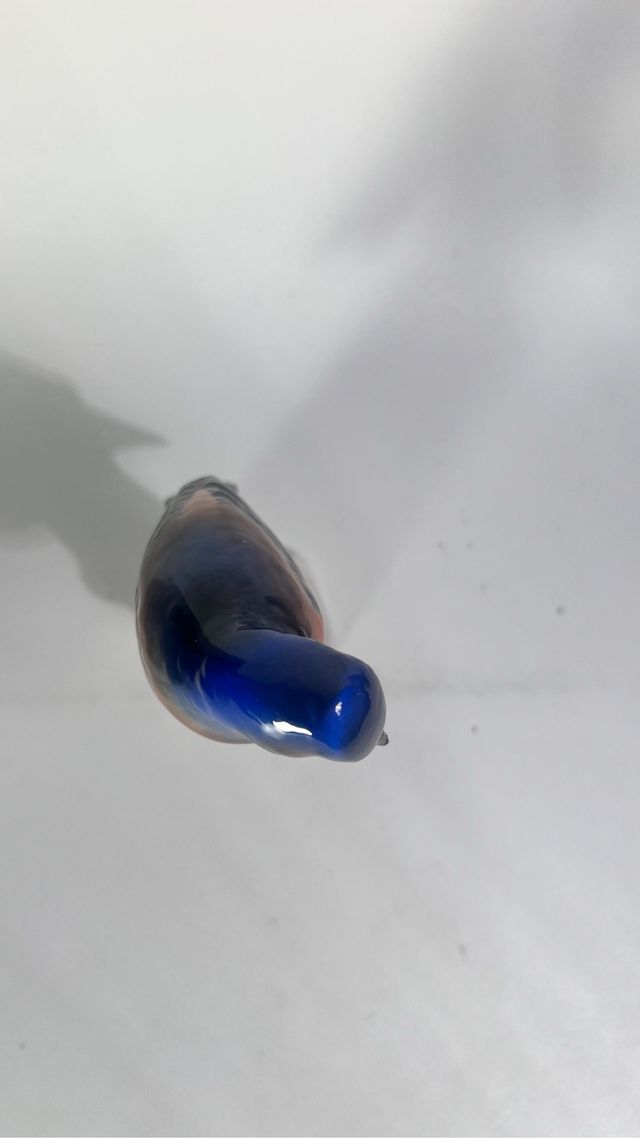 Statuetta in ceramica con uccellino blu arancione