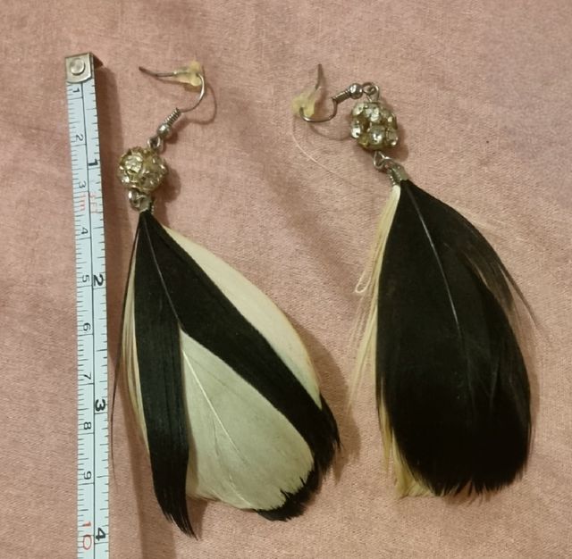 Pendientes de plumas naturalesa.