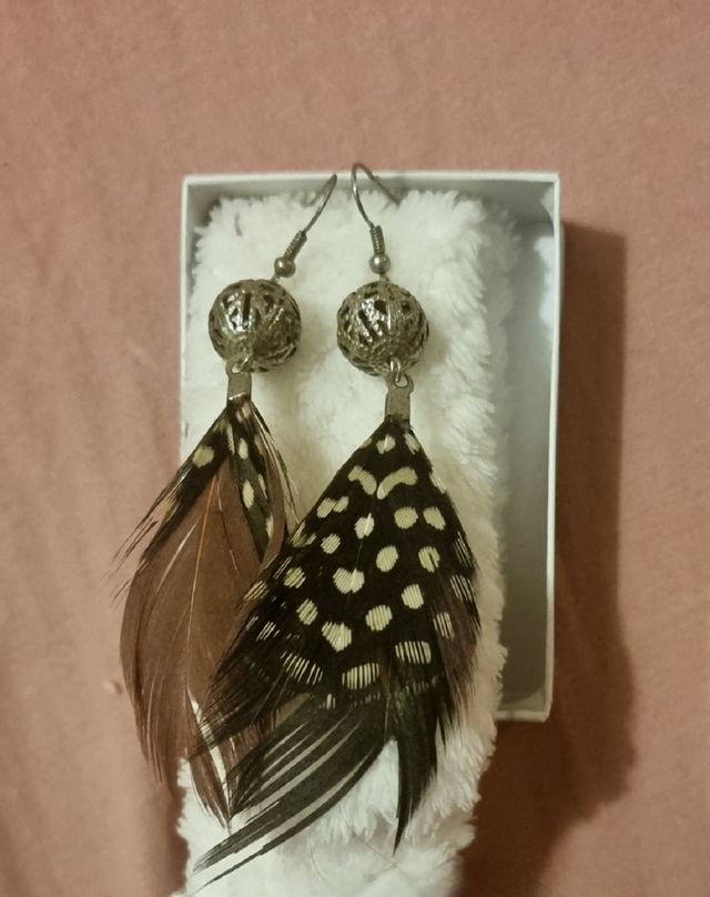 Pendientes de plumas naturalesa.