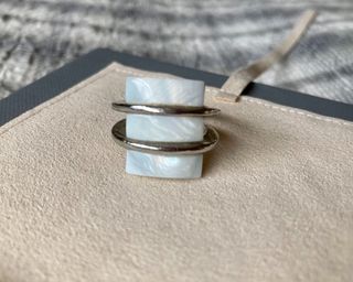 Anillo plateado y nacar