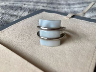 Anillo plateado y nacar