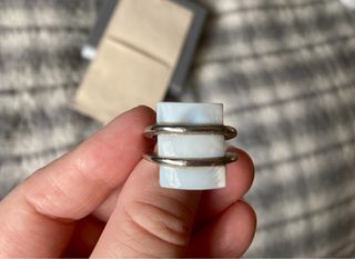 Anillo plateado y nacar