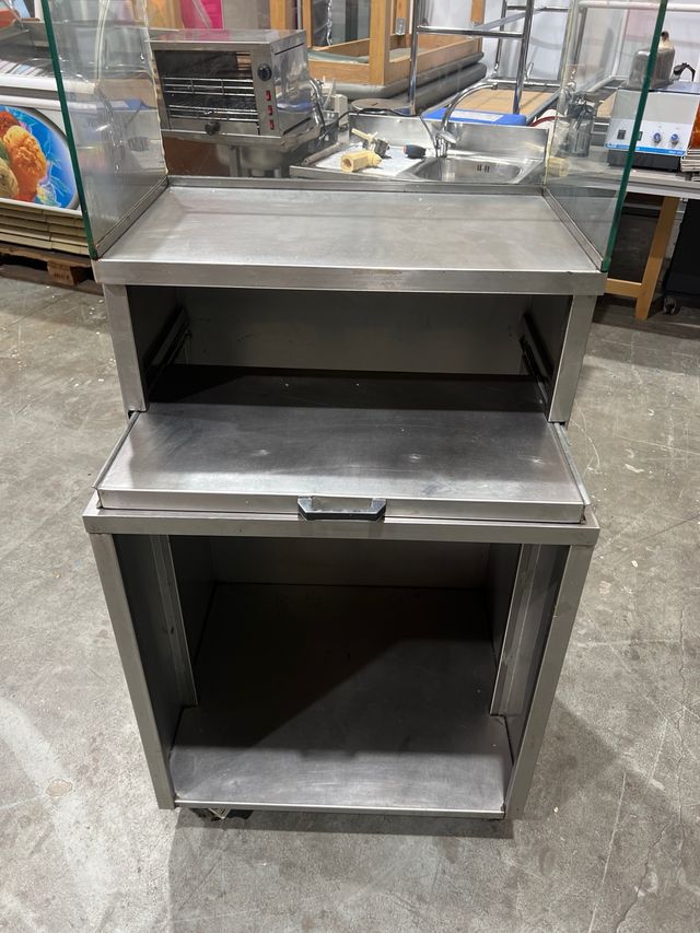 MUEBLE EXPOSITOR con ruedas