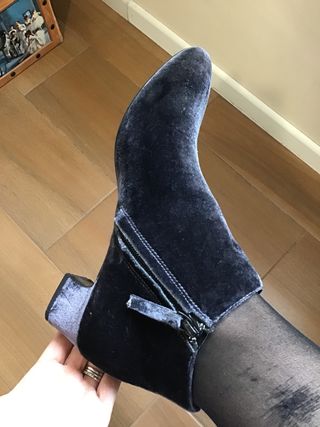 Botín gris oscuro de terciopelo de Mango