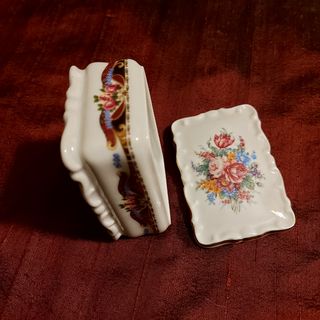 Linda caixinha de porcelana decorativa