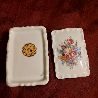 Linda caixinha de porcelana decorativa