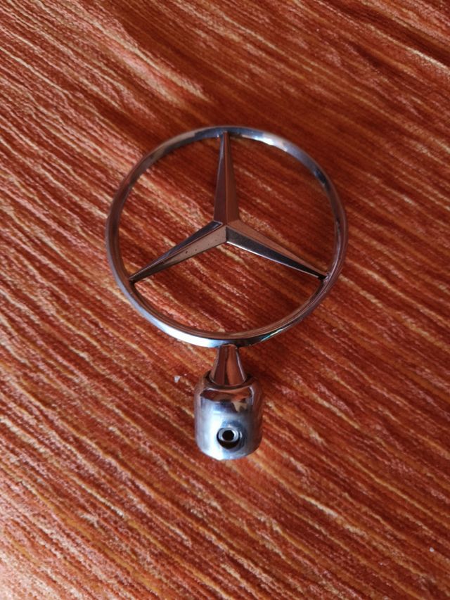 Estrella emblema insignia coche mercedes