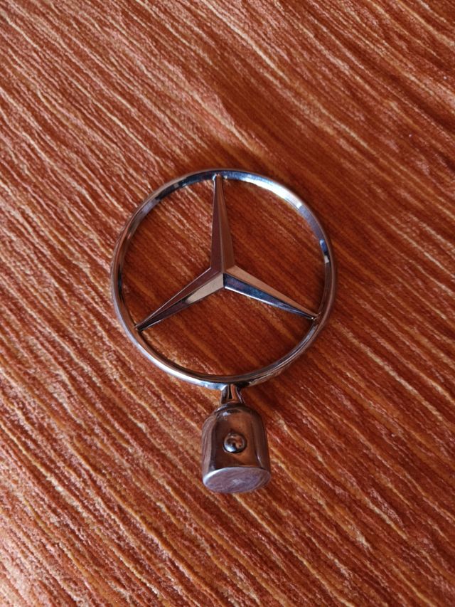Estrella emblema insignia coche mercedes