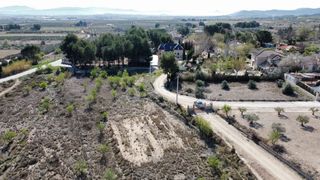 Parcela urbana de 1.300 m2 vallada con agua