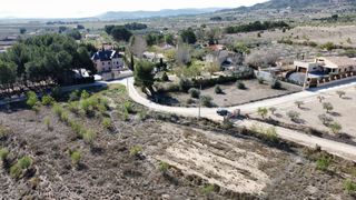 Parcela urbana de 1.300 m2 vallada con agua
