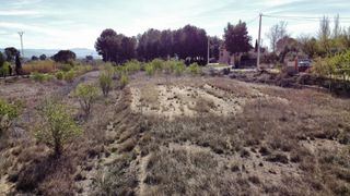 Parcela urbana de 1.300 m2 vallada con agua