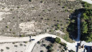 Parcela urbana de 1.300 m2 vallada con agua