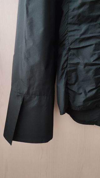 Camisa negra manga larga.